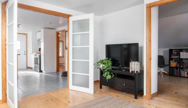 Bright and Lofty 2BR in Gatineau