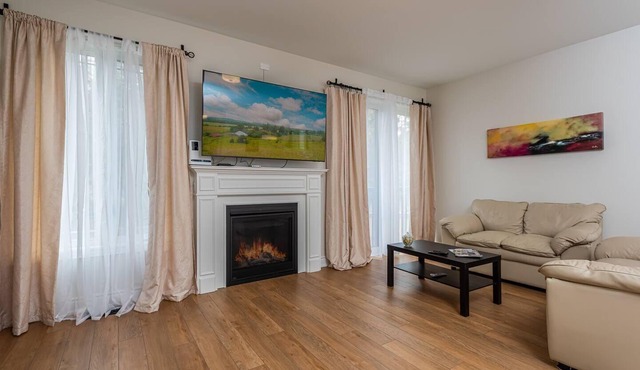 Bright, Clean & Quiet mins to Downtown & Beach
