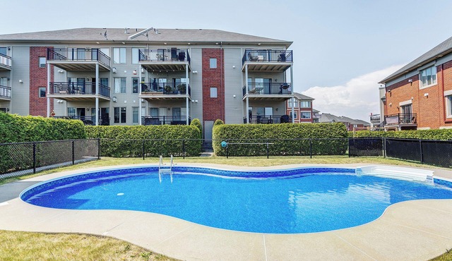 Bright quiet 2 bedroom condo, heart of Quatrier Dix30