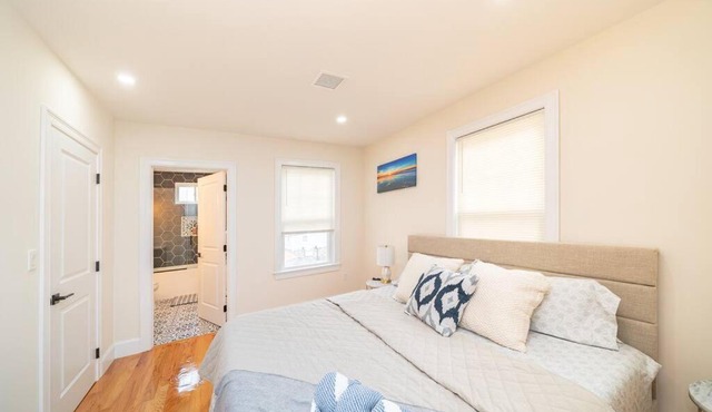 Bright & Spacious 4BR & 2BA Boston Apt - Bathtub, Free Parking near Red Line 802