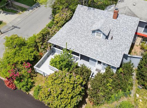 Bright, spacious getaway with full kitchen, furnished porch & WiFi - near trails
