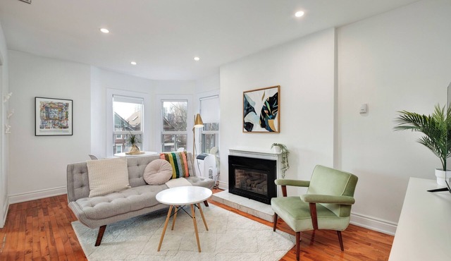 Bright + Stylish Apartment in High Park/Junction