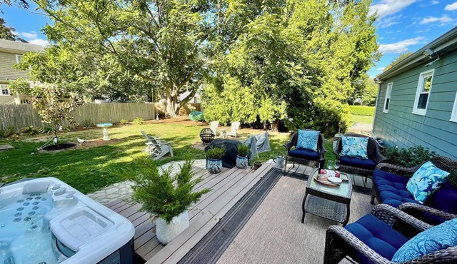 Bristol Sweet Spot: hot tub, king bed, walk or bike to town and beaches.
