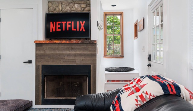 Brookside Retreat Heart of Keene ADK | Wifi | Dogs