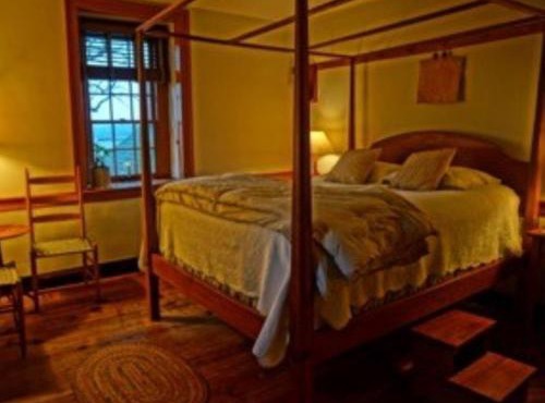 Brownstone Colonial Inn