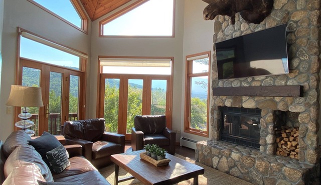 C12 Homey Bretton Woods slopeside townhome. Pool/gym passes!
