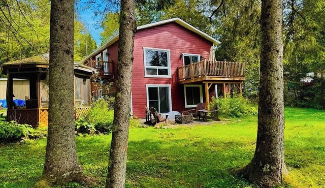 Chalet du Ruisseau-Direct Access to Lake Michel, Enjoy Nature Year-Round
