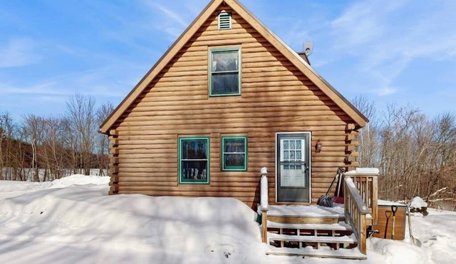 Cabin on 12 acres w/valley views, sledding hills, bbq, firepit, w/d, wifi