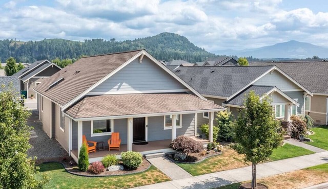 Camp Claw. AC, Garage Parking, Wash&Dry, Basecamp for Rainier, Crystal, Seattle in Enumclaw