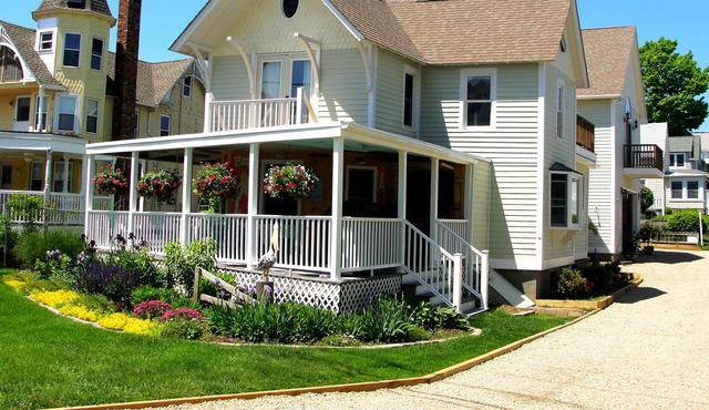 'Captain's Cottage'- Premium Beach House in Crescent Beach