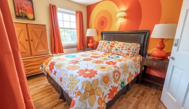 Cardinal Inn ~ Retro Room