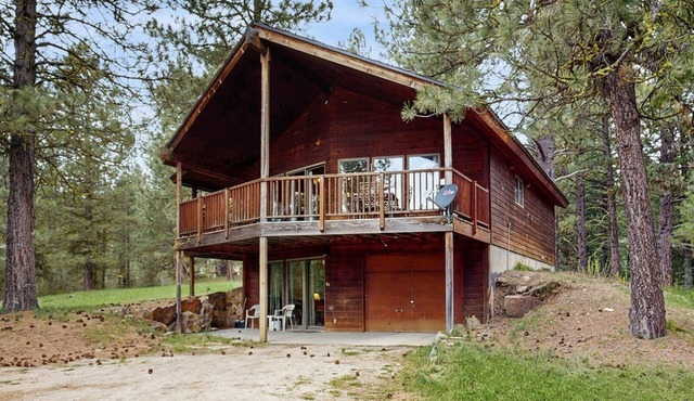 Cascade Cabin | Deck, 2 Living Rooms + Fireplaces in Cascade