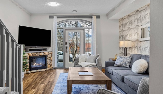 Cedar Ridge Chalet - Pool & Hot tub - Pet Friendly in Canmore