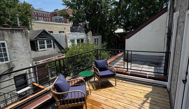 Center City Hideaway- Roof Deck, Patio & Workspace