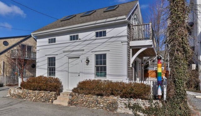 Central, modern cottage with parking and water view