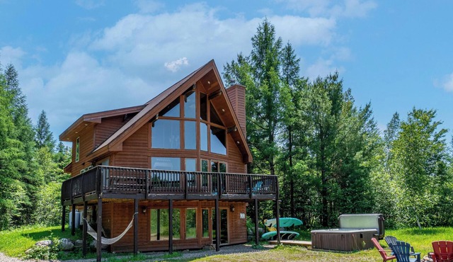 Chalet Polaris ✸ Fireplace ☼ AC ☼ 4 Seasons Spa ♥ Lake ♥ Pedalo & 2 SUPs in Saint-Alphonse-Rodriguez