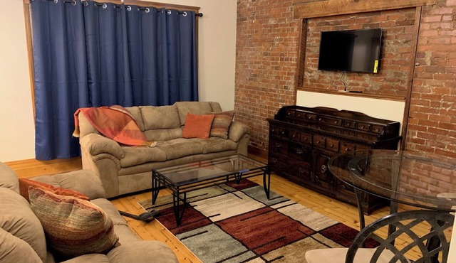Charming 2-bedroom apartment w/private parking on quiet dead end street in Utica