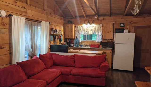 Charming 2-bedroom on Serene Lake Cabin in Greig in Greig