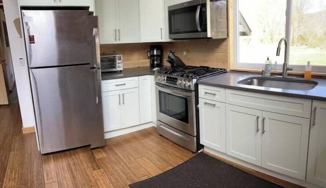 Charming 2-bedroom cabin with HOT TUB, WIFI, and all amenities!