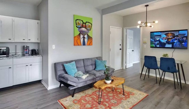 Charming 2BR Apartment Near Downtown Springfield