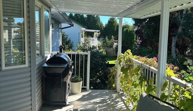 Charming 3 bedroom family home with 2 patios. 10mim to YXX, EV charging, laundry in Langley Township