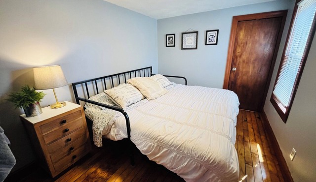 Charming 3-bedroom cottage 15 minutes away from Boston