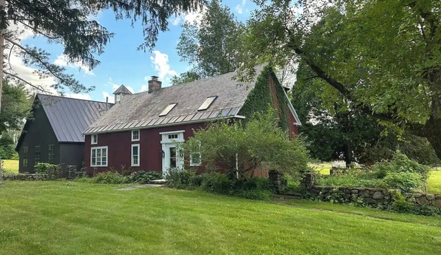 Charming 3-bedroom guest house converted from original 1790 Post and Beam Barn.