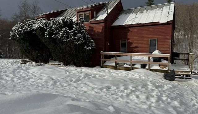 Charming 3-bedroom house with WiFi, Hot tub, fitness room in Killington