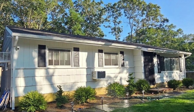 Charming 3-bedroom house in brilliant Sag Harbor Village with AC