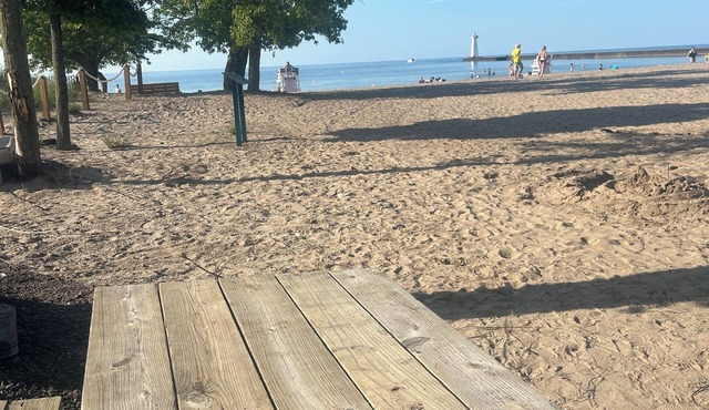 Charming 3-bedroom BEACHFRONT cottage with WiFi and AC in enchanting Sodus Point