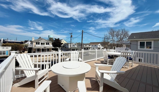 Charming 3-bedroom townhome 2 blocks from ocean and bay, in town of Stone Harbor