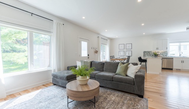 Charming 3BR Bungalow + Hot Tub in Port Hope