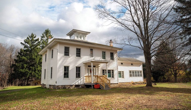Charming 4-bed Farmhouse. Minutes to Bristol Mountain, Finger Lakes, Wineries.