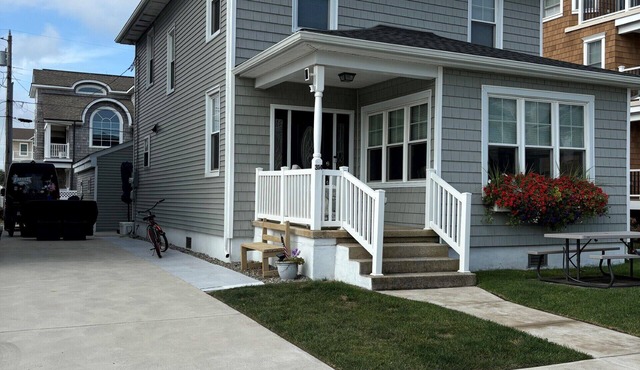 Charming 4-bedroom house with WiFi and AC on beach block in Brigantine