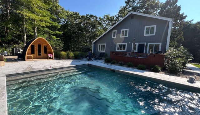 Charming 4-bedroom House with Seasonal Outdoor Pool, Patio and Wood-Fired Sauna