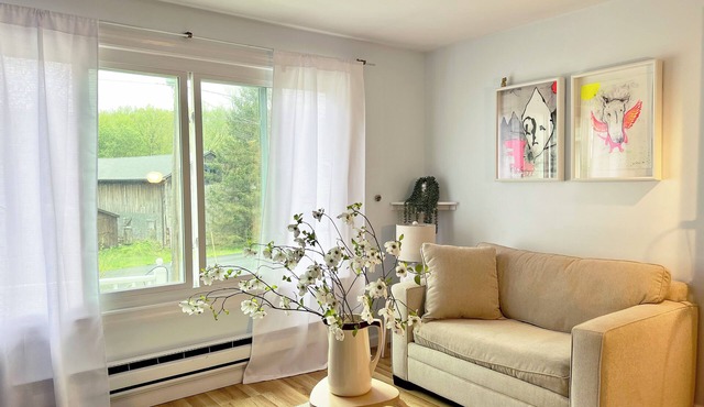 Charming 4-bedroom villa with Art, Sauna, Cold Plunge and Yoga in New Paltz in Highland