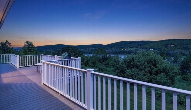 Charming Apartment w/Shared Deck & Lake Views