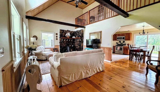 Charming Beach House - Fire Pit & Jetted Tub