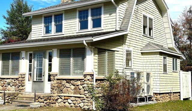 Charming Beach House-Short walk to Private Beach