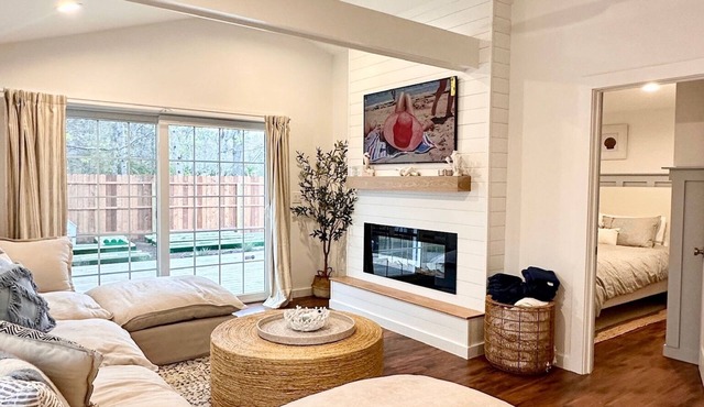 Charming Cape Cod Getaway- EV Charger, Mini Golf, Walk to The Beach, Pets Okay!