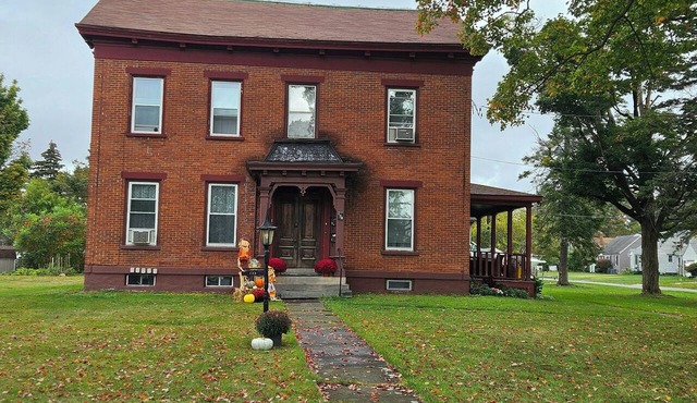 Charming Coastal Cottage 2BR 2nd Floor, UNIT 2 @ The Weaver House Guest Suites.