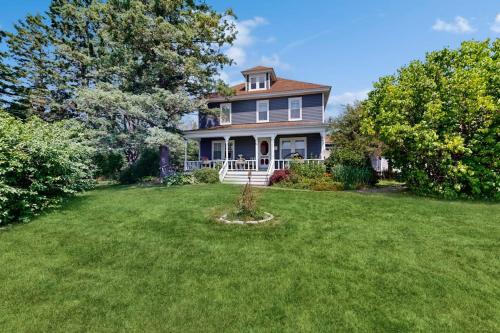 Charming Coastal Retreat with Ocean Views, Porch and Private Cabin
