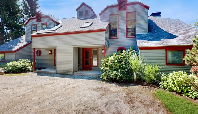 Charming condo, mtn view, dog-friendly, pool, ping-pong, wifi, w/d, fireplace