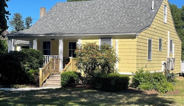 Charming cottage - 2 min walk to beach and 15 min walk to historic Wickford.