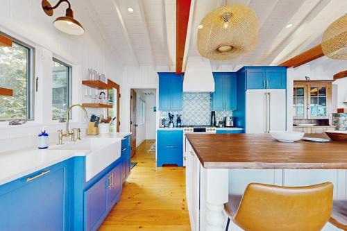 Charming Cottage: Deepwater Dock, Panoramic Linekin Bay Views, Near Village