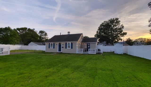 Charming cottage in Hyannis walk to downtown, beach, Harbor, pet friendly fence