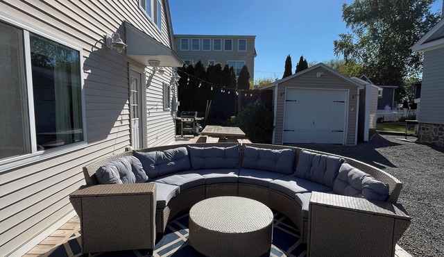 Charming cottage overlooking the lagoon with great sunsets in Groton Long Point