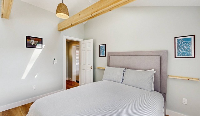 Charming cottage with a spacious deck overlooking the Megunticook River