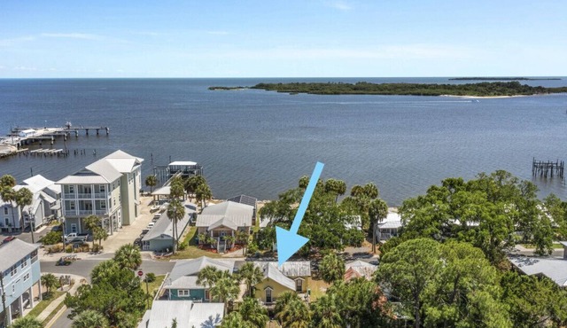 Charming Downtown Island Cottage close to City Park Beach. Sleeps four. in Cedar Key