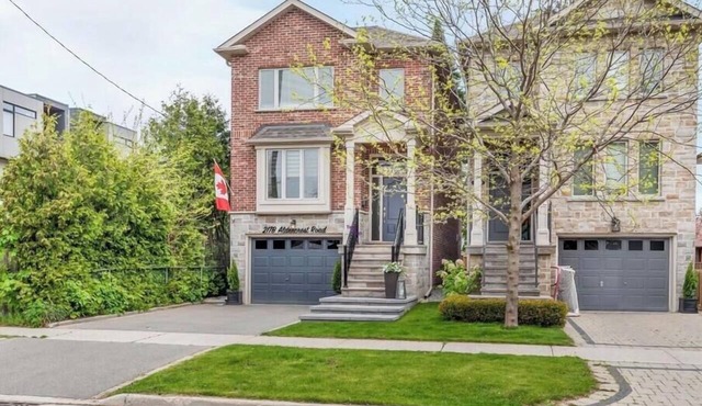 Charming, Family Friendly 3 bedroom House with Home Theatre near airport/transit
